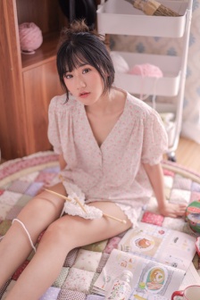 美女扒开胸罩露出奶头的视频